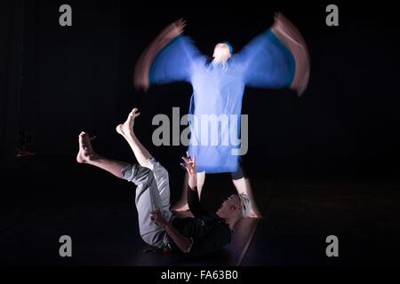 Dresde, Allemagne. Dec 22, 2015. Une photo de l'exposition Russian Dance Theatre company, y compris ooo acteurs russe Ivan Volkov (en bas) et Aleksi Popov, sur scène lors d'une répétition de la photo 'jouer' Herzstueck (lit. Coeur Pièce) à Dresde (Allemagne), le 22 décembre 2015. La pièce sera présentée le 26 décembre. Photo : SEBASTIAN KAHNERT/dpa/Alamy Live News Banque D'Images