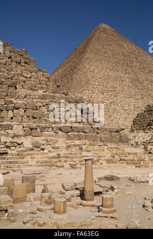 Reine des pyramides et cimetière de l'Est (au premier plan), grande pyramide de Khéops (arrière-plan), les pyramides de Gizeh, Giza, Egypte Banque D'Images