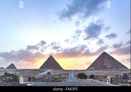 Le coucher du soleil, les pyramides de Gizeh, UNESCO World Heritage Site, Giza, Egypte Banque D'Images