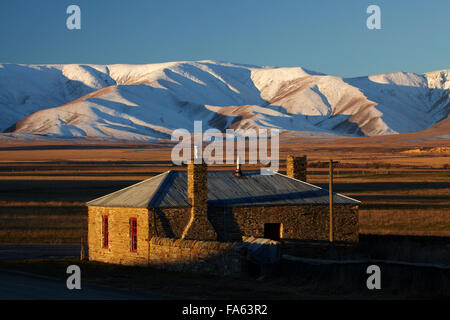 Cottage en pierre historique et de l'Ida en hiver, gamme Hills Creek, Maniototo, Central Otago, île du Sud, Nouvelle-Zélande Banque D'Images