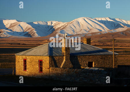 Cottage en pierre historique et de l'Ida en hiver, gamme Hills Creek, Maniototo, Central Otago, île du Sud, Nouvelle-Zélande Banque D'Images