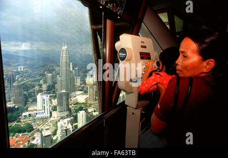 Vue de la ville de Menara, la tour de télévision, le quatrième plus important tour de télécommunications dans le monde, Kuala Lumpur, Malaisie. Les Tours Petronas, la tour Menara de vue. Banque D'Images