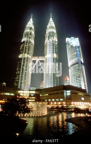 La Malaisie, Kuala Lumpur, Kampong Baharu, la nuit vue du ciel pont reliant les deux tours jumelles Petronas Banque D'Images