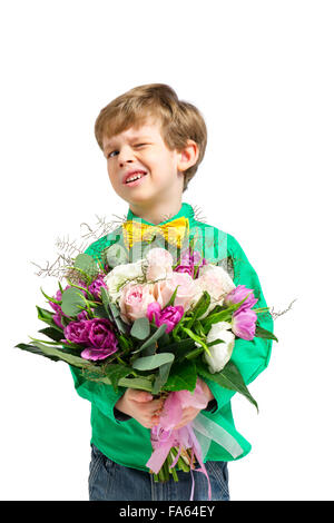 Beau petit garçon avec bouquet de fleurs Banque D'Images