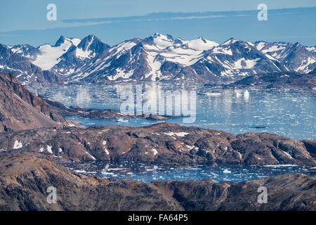 La fin de l'été, la glace de mer à l'embouchure du fjord d'Ammassalik, Tasiilaq, Groenland Banque D'Images