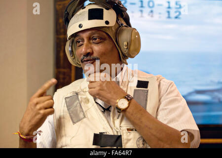 Le ministre indien de la Défense Manohar Parrikar porte un casque lors d'une séance d'information à bord du porte-avions USS Dwight D. Eisenhower avec 10 décembre 2015, opérant dans l'océan Atlantique. Banque D'Images