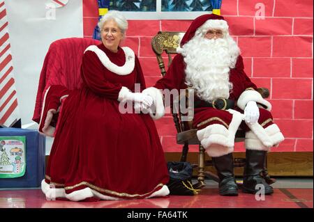 Le Père Noël et Mme Noël Alaska Native accueillent les enfants lors d'une visite dans les villages éloignés dans le cadre de l'Opération Père Noël 5 décembre 2015 à Saint Mary's, de l'Alaska. Le programme a été organisé pour 59 ans et apporte de Noël aux groupes mal desservis, les villages éloignés à travers l'Alaska. Banque D'Images