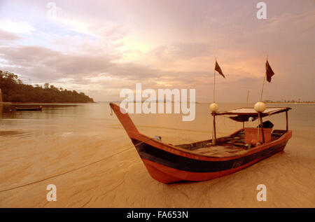 Bateau de pêche au lever du soleil à Kuah Langkawi lsland, plage, Malaisie Banque D'Images