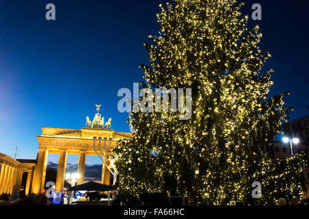 Arbre de Noël à la porte de Brandebourg (Brandenburger Tor Berlin Allemagne Banque D'Images