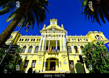 Espagne Malaga Mairie Ayuntamiento, palmiers, ciel bleu Banque D'Images