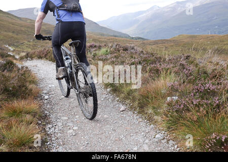 Man mountain biking le long trail, Highlands, Scotland Banque D'Images