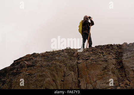 Man Standing on mountain Jumelles Banque D'Images