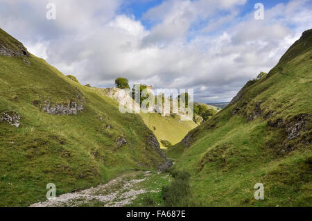 Château de Peveril assis sur un rocher calcaire au-dessus Cave Dale dans Castleton, Peak District, Derbyshire. Banque D'Images