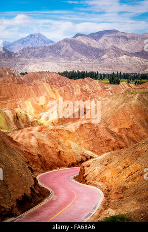 Route à travers le relief Danxia, Chine Banque D'Images