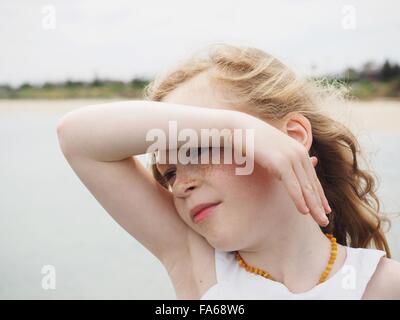 Portrait d'une jeune fille les yeux de blindage Banque D'Images