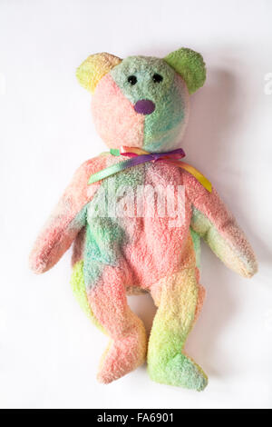 Le groovy-dye ty ty beanie baby ours ours situé sur fond blanc Banque D'Images