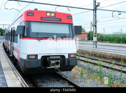 Train électrique passager arrêté à plate-forme en Blanes, Espagne. Banque D'Images