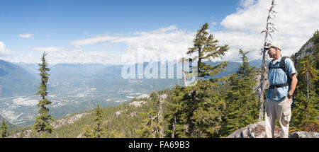 Homme debout sur le sentier de montagne, Squamish, British Columbia, Canada Banque D'Images