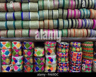 Bobines de rubans colorés dans les bazars de la vieille ville de Delhi, Inde Banque D'Images