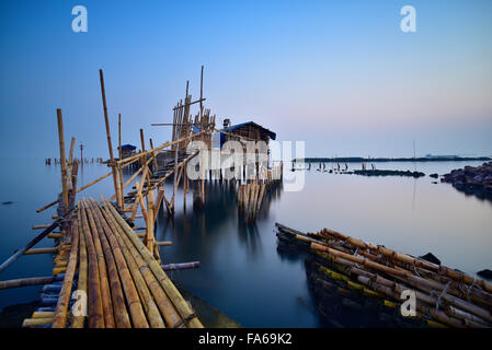 Jetée en bois et maisons, Ancol, Jakarta, Indonésie Banque D'Images