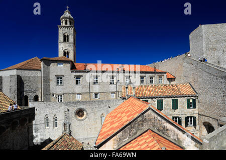 L'été, le clocher de l'ancien Couvent Dominicain, rue principale de Dubrovnik, Dubrovnik-Neretva County, côte dalmate, Mer Adriatique Banque D'Images