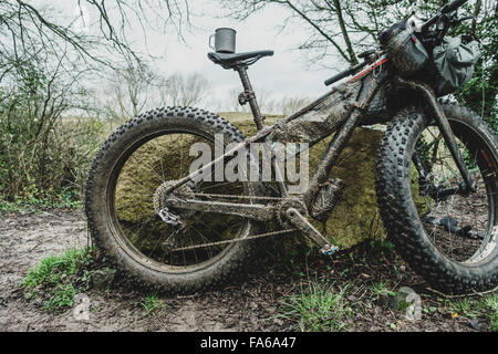 Une grosse moto garée dans la campagne Banque D'Images