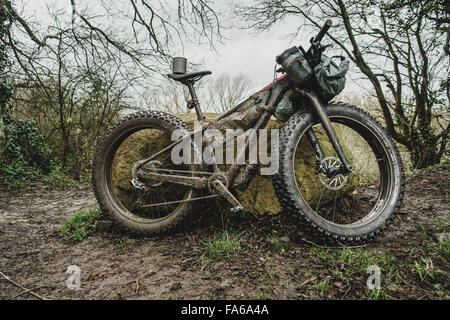 Une grosse moto garée dans la campagne Banque D'Images