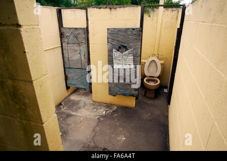 Ancien domaine des toilettes en mauvais état - Camp Lula Sams - Brownsville, Texas USA Banque D'Images