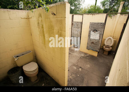 Ancien domaine des toilettes en mauvais état - Camp Lula Sams - Brownsville, Texas USA Banque D'Images