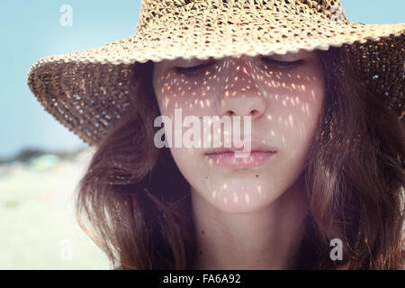 Portrait d'une adolescente portant un chapeau de paille, Condofuri, Calabre, Italie