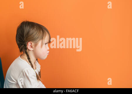 Fille assise sur une chaise tacaud Banque D'Images