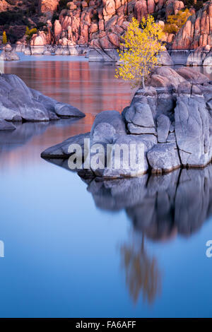 Réflexions d'arbres et de roches à Watson Lake, Granite Dells, Prescott, Arizona, États-Unis Banque D'Images