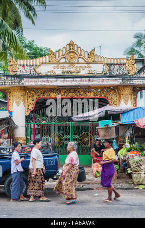 La rue du marché à Yangon myanmar bouddhiste temple birman de l'extérieur Banque D'Images