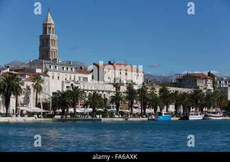 La Croatie, Split, port de Split, Le Riva (premier plan), la cathédrale de saint Domnius Tower (arrière-plan) Banque D'Images