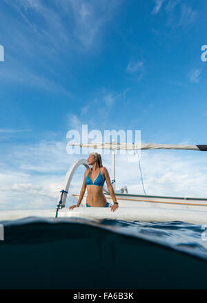 Femme en sortant de la mer, sur un bateau, Bali, Indonésie Banque D'Images
