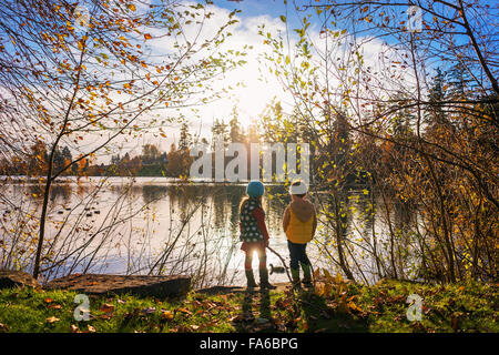 Boy and Girl standing by Lake looking at view Banque D'Images