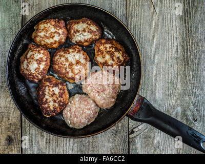 Vue aérienne de galettes de viande sur une poêle Banque D'Images