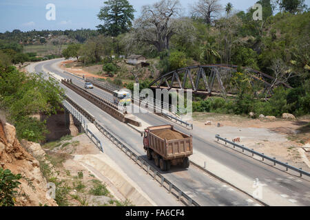 Le trafic se déplace le long de la Tanga récemment assainies - Horohoro Trunk road, dans le nord-est de la Tanzanie. Banque D'Images