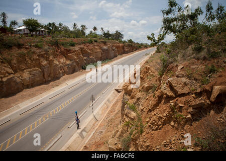 Le trafic se déplace le long de la Tanga récemment assainies - Horohoro Trunk road, dans le nord-est de la Tanzanie. Banque D'Images