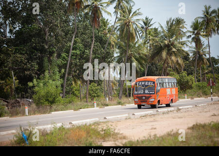 Le trafic se déplace le long de la Tanga récemment assainies - Horohoro Trunk road, dans le nord-est de la Tanzanie. Banque D'Images