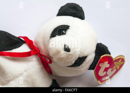 Fortune le Panda - TY Beanie Baby set sur fond blanc Banque D'Images