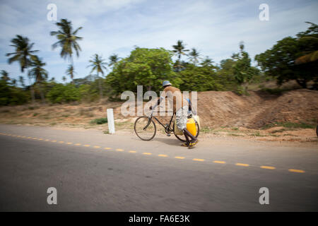 Le trafic se déplace le long de la Tanga récemment assainies - Horohoro Trunk road, dans le nord-est de la Tanzanie. Banque D'Images