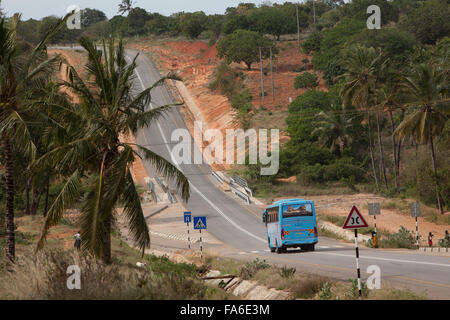 Le trafic se déplace le long de la Tanga récemment assainies - Horohoro Trunk road, dans le nord-est de la Tanzanie. Banque D'Images