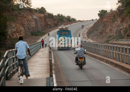 Le trafic se déplace le long de la Tanga récemment assainies - Horohoro Trunk road, dans le nord-est de la Tanzanie. Banque D'Images