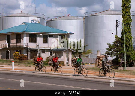 Le trafic se déplace le long de la Tanga récemment assainies - Horohoro Trunk road, dans le nord-est de la Tanzanie. Banque D'Images