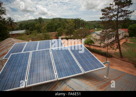 La ligne des panneaux solaires de toit du centre de santé de Bitale Bitale, village de la région de Kigoma, l'ouest de la Tanzanie. Banque D'Images