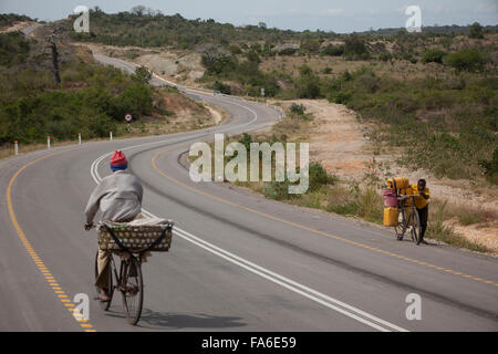 Le trafic se déplace le long de la Tanga récemment assainies - Horohoro Trunk road, dans le nord-est de la Tanzanie. Banque D'Images