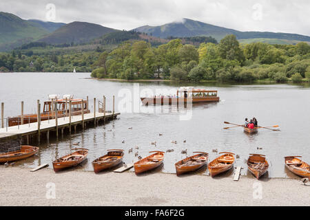 Un lancement et chaloupes à boat landing sur Derwentwater Keswick dans le Lake District Banque D'Images