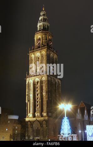 96m de haut tour Martini (Martinitoren) sur la place centrale (Grote Markt) de Groningen, Pays-Bas la nuit, illuminé par des projecteurs Banque D'Images