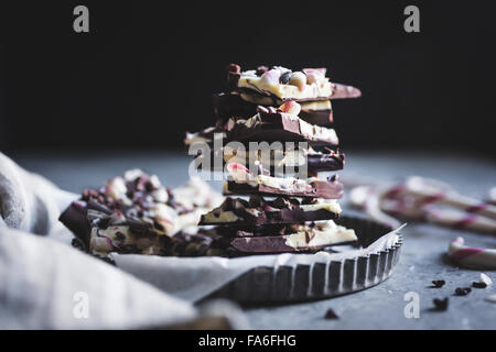 Chocolat noir, entièrement naturel, l'écorce de menthe poivrée avec cacao nibs et sel floconneux Banque D'Images